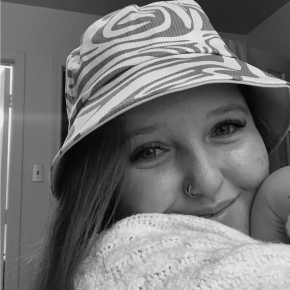 welcome to my closet 💫 - Picture 2 of 3